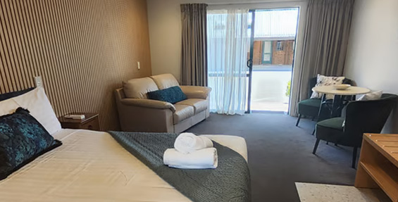 queen-size bed in the executive studio